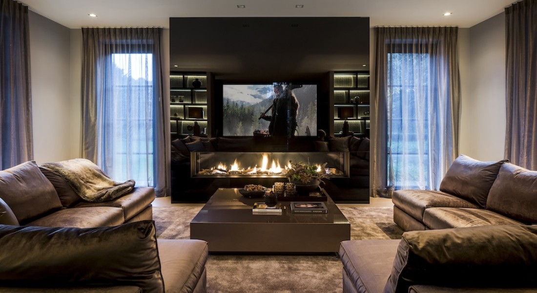 De perfecte TV-opstelling: cinewall met haard en opbergruimte