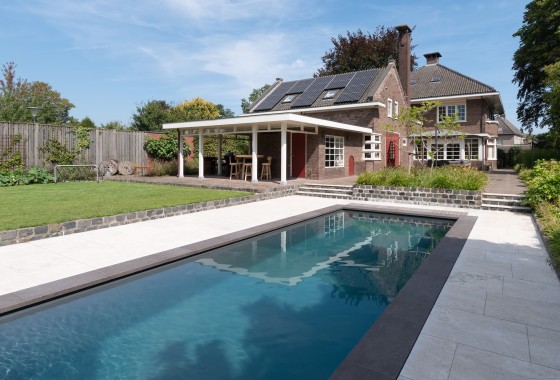 Modern zwembad van LPW Pools in de tuin