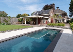 Modern zwembad van LPW Pools in de tuin - LPW Pools