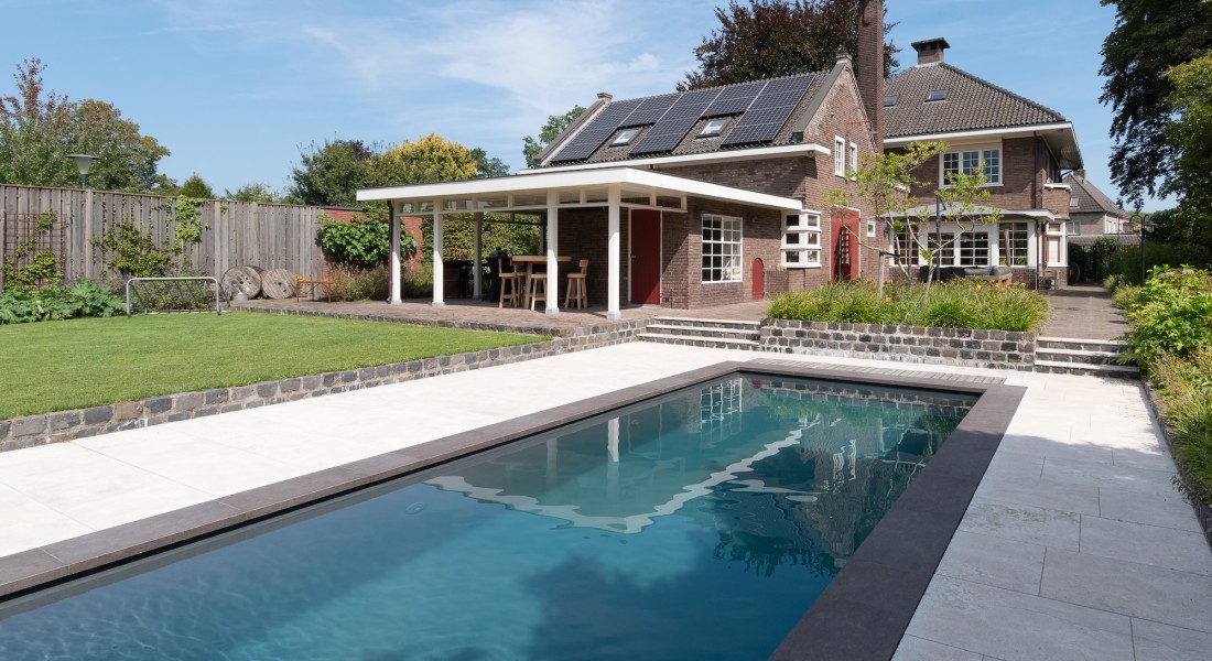 Modern zwembad van LPW Pools in de tuin