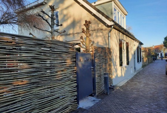 Een natuurlijke schutting die opgaat in je tuin