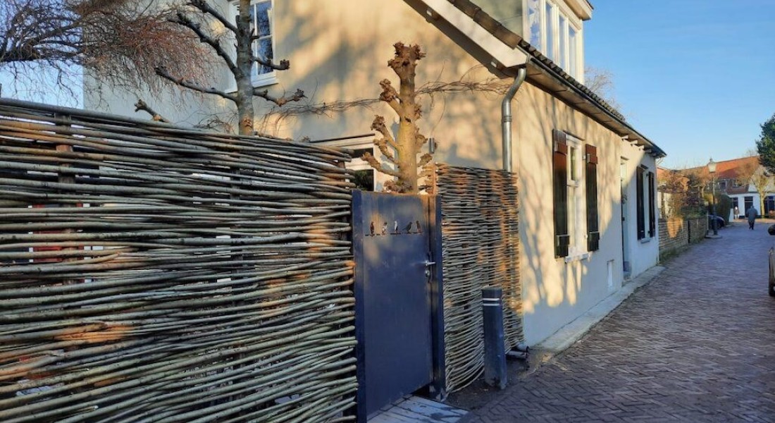 Een natuurlijke schutting die opgaat in je tuin