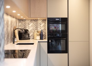 Zachtgroene keuken met visgraat tegel look | Kitchenstudio