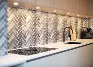 Zachtgroene keuken met visgraat tegel look | Kitchenstudio