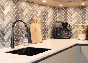 Zachtgroene keuken met visgraat tegel look | Kitchenstudio