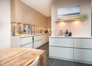 Zachtgroene keuken met visgraat tegel look | Kitchenstudio - Kitchenstudio