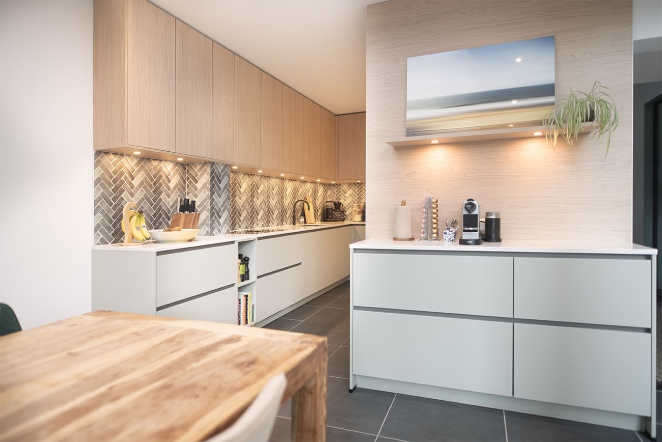 Zachtgroene keuken met visgraat tegel look | Kitchenstudio