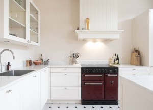 Landelijke witte keuken met fornuis | Kitchenstudio