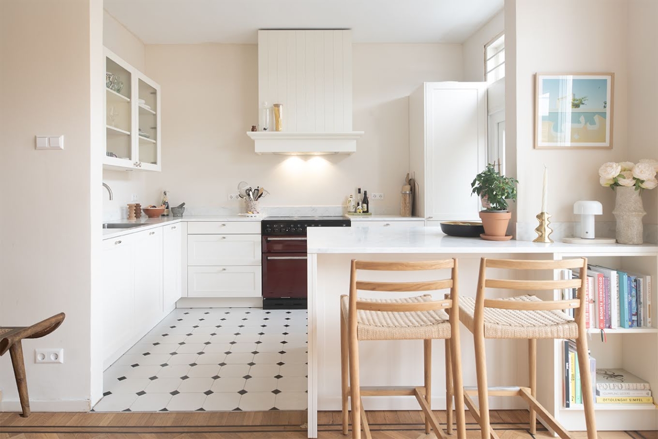 Landelijke witte keuken met fornuis | Kitchenstudio