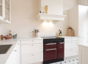 Landelijke witte keuken met fornuis | Kitchenstudio