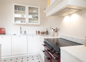 Landelijke witte keuken met fornuis | Kitchenstudio