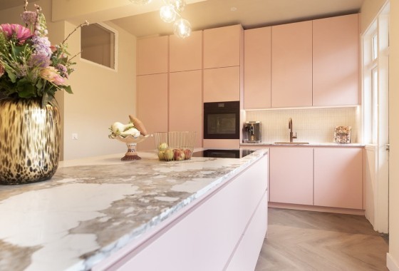 Zachtroze keuken die allesbehalve zoet is