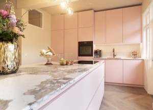 Zachtroze keuken die allesbehalve zoet is