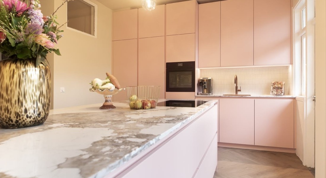 Zachtroze keuken die allesbehalve zoet is