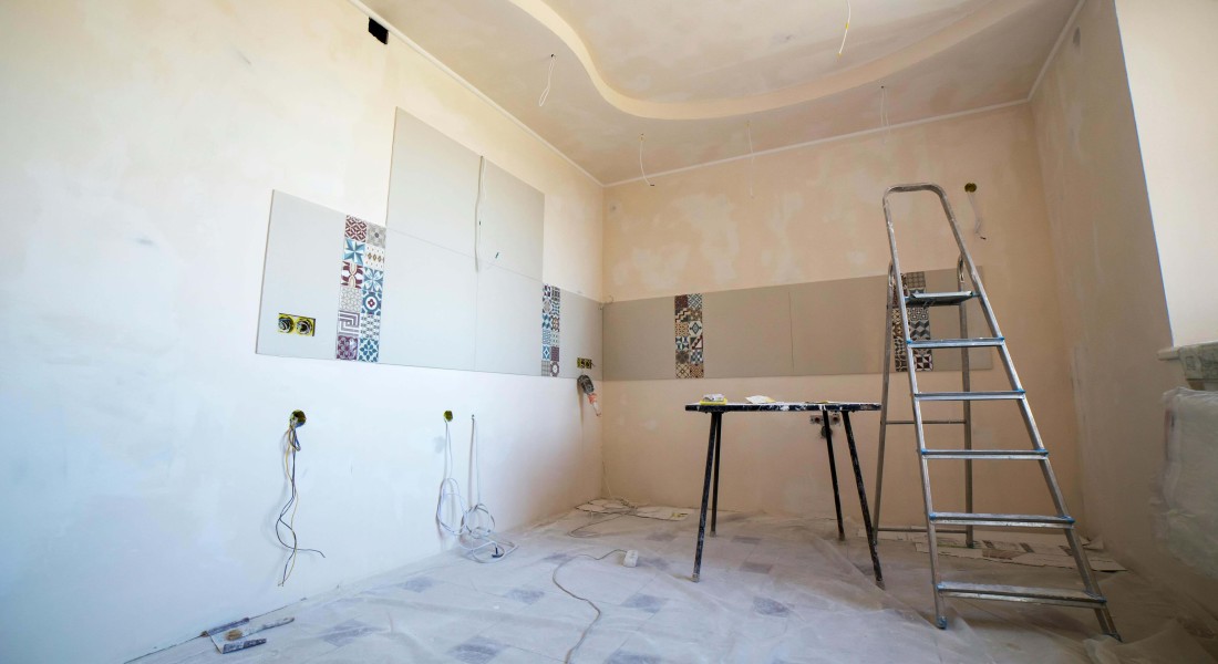 Vocht in huis na verbouwing: zo bescherm je je vloer en versnel je het droogproces