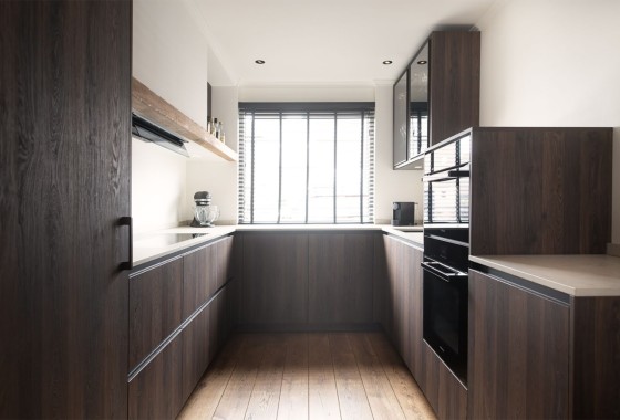 Greeploze keuken in donker hout  | Kitchenstudio - Kitchenstudio