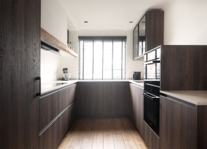 Greeploze keuken in donker hout  | Kitchenstudio - Kitchenstudio