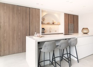Maatwerk keuken met nis en walnootlook | Kitchenstudio - Kitchenstudio
