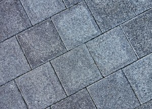 Betontegels voor een strak terras en praktisch tuinpad