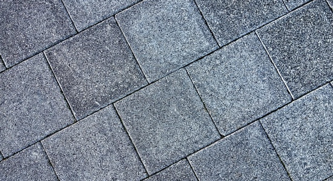 Betontegels voor een strak terras en praktisch tuinpad