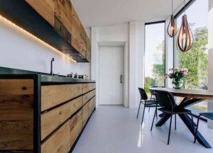 Marmoleum siert huis dat is gemaakt van afvalplastic - 