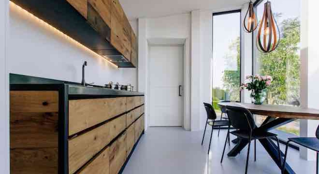 Marmoleum siert huis dat is gemaakt van afvalplastic