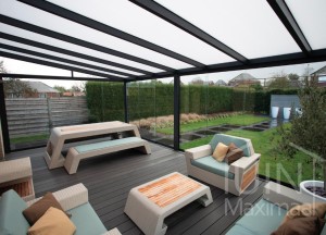 Met een glazen schuifwand maak je een heuse tuinkamer - 