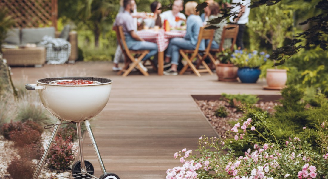 Gezellig die buren, maar zo houd je je tuin ook nog een beetje privé