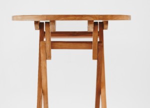 Twee Ibiza Stapelbare Teak Tuinstoelen + Klaptafel 70 Rond - Stijlvol Buitencomfort