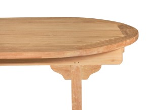 Ontdek de uitschuifbare ovale tuintafel van teakhout, die uitrekt tot 240 cm. Perfect voor zes personen, met RVS bouten en beslag en een ingebouwde parasolopening.