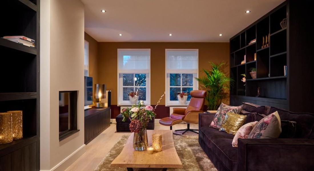 Eigentijdse woonkamer met een vleugje glamour