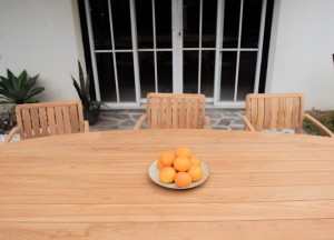 Ontdek de Teak tuinset Amara: ovalen tuintafel 260x110 met spinpoot en 6 stapelbare stoelen. Duurzaam, stijlvol en ideaal voor tuin &amp; terras.