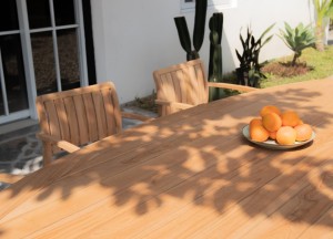 Ontdek de Teak tuinset Amara: ovalen tuintafel 260x110 met spinpoot en 6 stapelbare stoelen. Duurzaam, stijlvol en ideaal voor tuin &amp; terras.