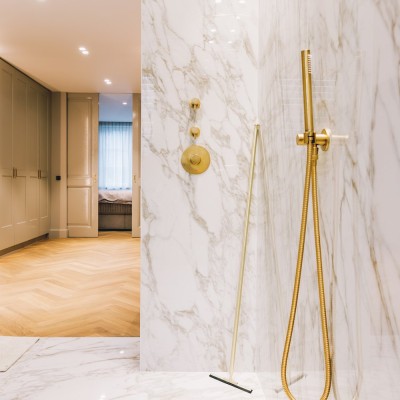 FotoBinnenkijken: luxe badkamer met goud en marmer