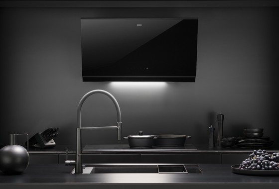 Zwart tot in de details: één stijl voor de hele keuken