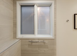 Waarom zijn kunststof kozijnen voor je badkamer een goede optie?