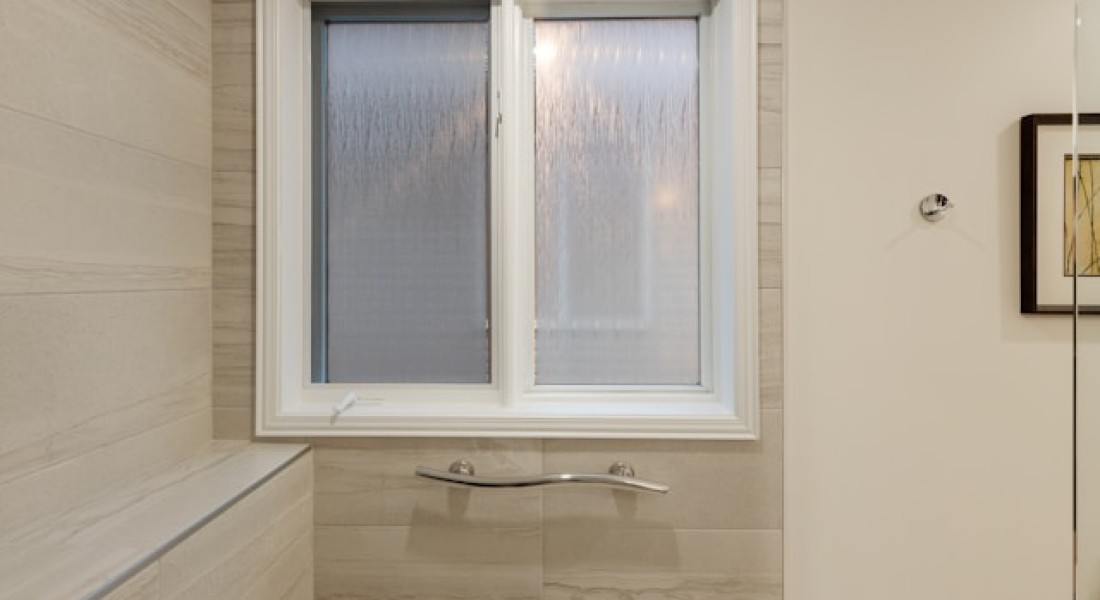 Waarom zijn kunststof kozijnen voor je badkamer een goede optie?