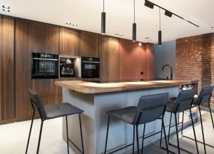 Maatwerkkeuken met geribbelde houtfineer fronten | Kitchenstudio - Kitchenstudio