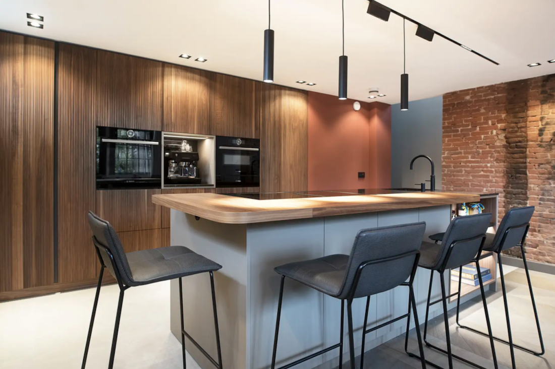 Maatwerkkeuken met geribbelde houtfineer fronten | Kitchenstudio