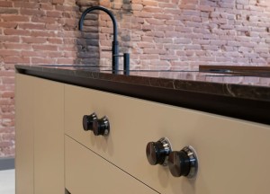 Maatwerkkeuken met geribbelde houtfineer fronten | Kitchenstudio