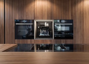 Maatwerkkeuken met geribbelde houtfineer fronten | Kitchenstudio