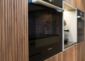 Maatwerkkeuken met geribbelde houtfineer fronten | Kitchenstudio
