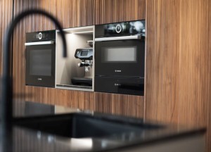 Maatwerkkeuken met geribbelde houtfineer fronten | Kitchenstudio