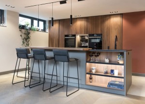 Maatwerkkeuken met geribbelde houtfineer fronten | Kitchenstudio