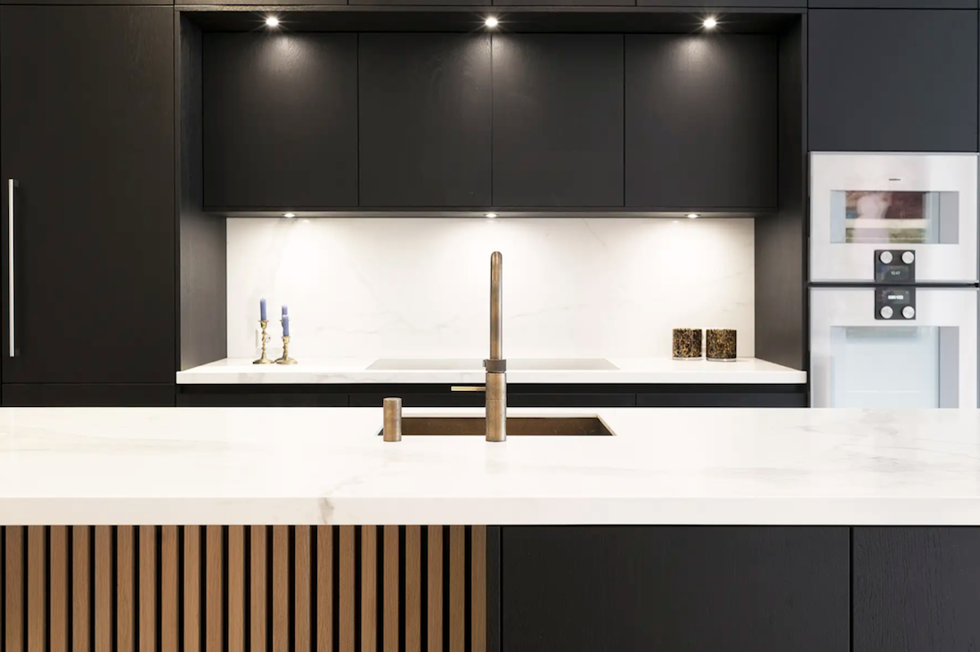 Zwarte houtfineer keuken met Gaggenau apparatuur | Kitchenstudio