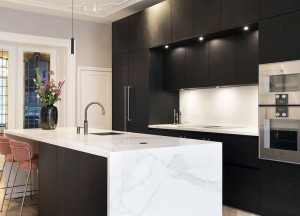 Zwarte houtfineer keuken met Gaggenau apparatuur | Kitchenstudio