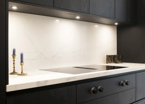 Zwarte houtfineer keuken met Gaggenau apparatuur | Kitchenstudio