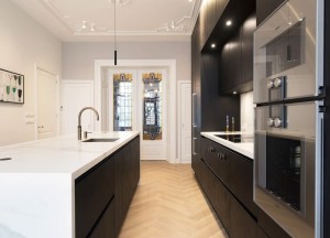 Zwarte houtfineer keuken met Gaggenau apparatuur | Kitchenstudio
