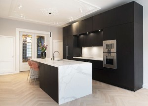 Zwarte houtfineer keuken met Gaggenau apparatuur | Kitchenstudio