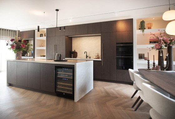 Waarom donker hout zo mooi werkt in een luxe keuken